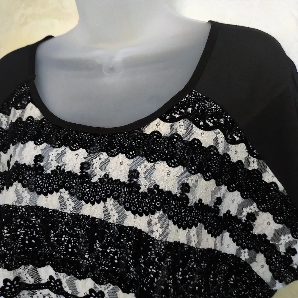 Bobeau Lace Front Top Like New M L